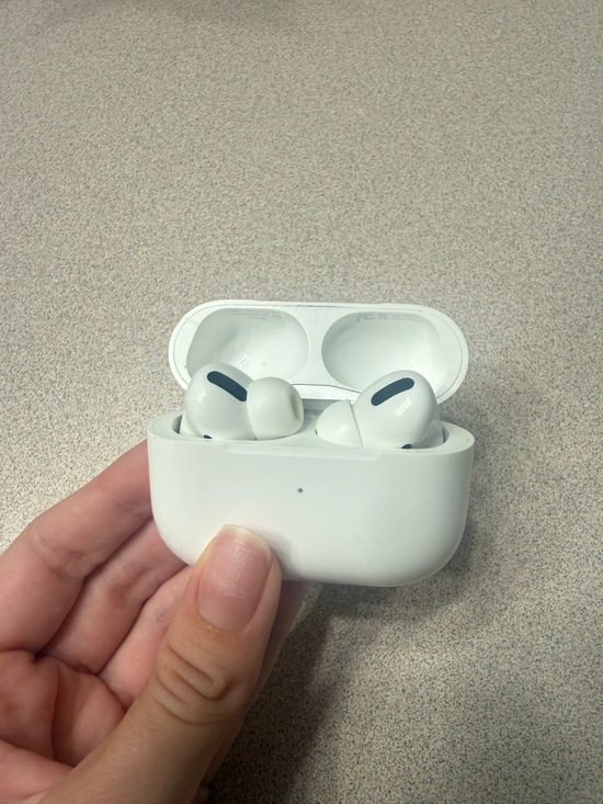 AirPod Pros w noise cancellation